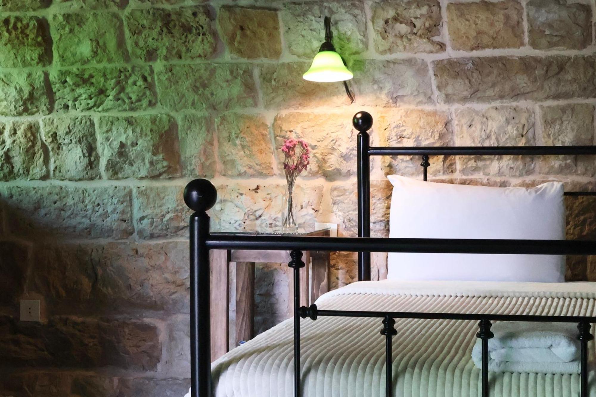 Stone Cellars Hotell Douma Exteriör bild