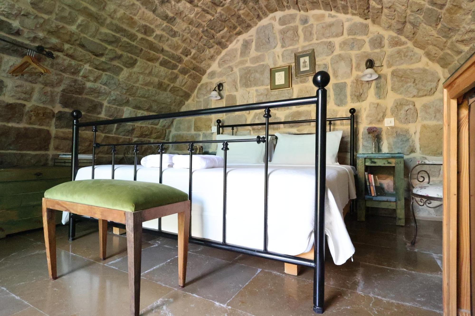 Stone Cellars Hotell Douma Exteriör bild